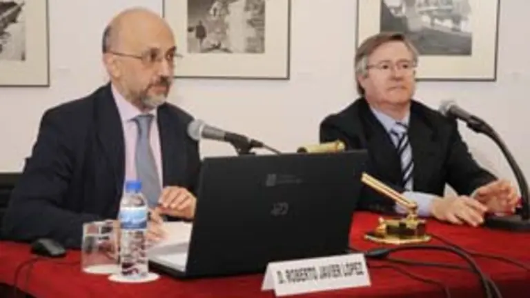  Roberto L&oacute;pez -a la izda.-, en un momento de su intervenci&oacute;n. 