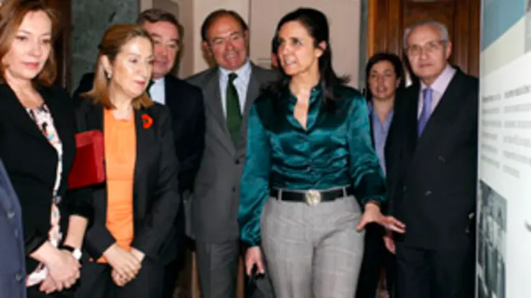  Pilar Rojo muestra la exposici&oacute;n a Ana Pastor y resto de autoridades. 