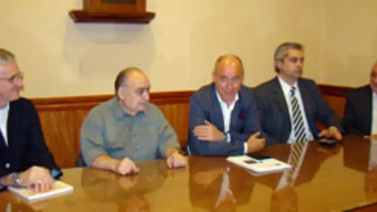  Santiago Camba, acompa&ntilde;ado por integrantes de la directiva de la Uni&oacute;n, en Buenos Aires.