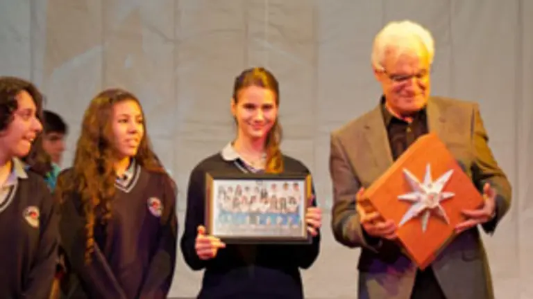 V&iacute;ctor Freixanes recibi&oacute; el premio de manos de los alumnos del Colegio Santiago Ap&oacute;stol. 