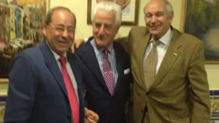  ‘El Viti’ se fotografía con su retrato al fondo.