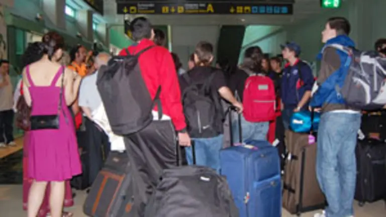 Un grupo de j&oacute;venes que particip&oacute; en anteriores ediciones, a su llegada a Santiago.