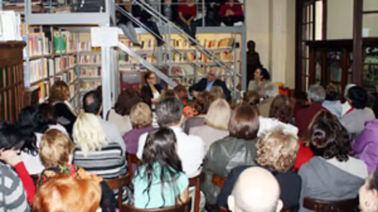  El p&uacute;blico abarrot&oacute; la sala donde V&iacute;ctor Freixanes present&oacute; su &uacute;ltima novela, &lsquo;Cabalos de Ouros&rsquo;.