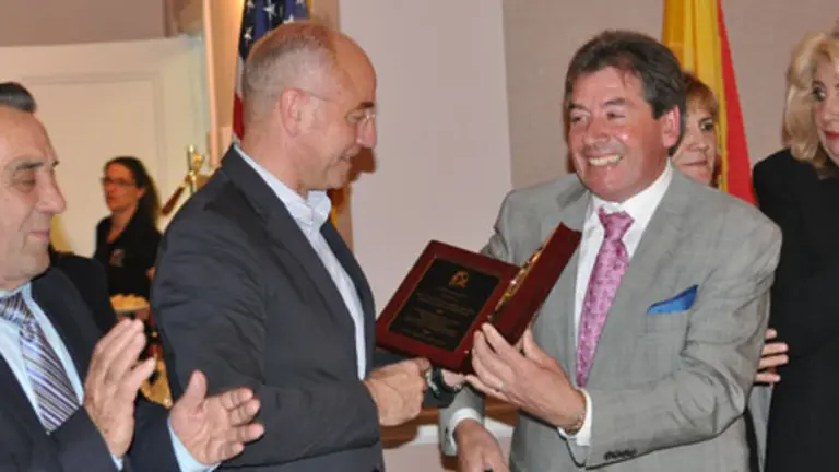 Santiago Camba recibe un presente en la Casa de Galicia de Nueva York.