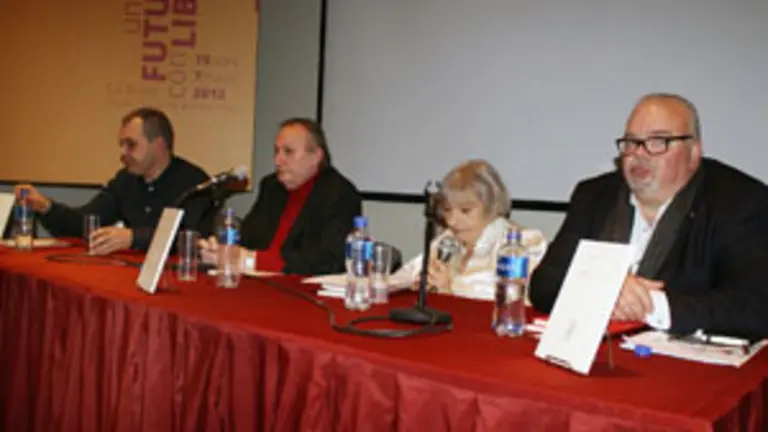 Luis Tosar acompa&ntilde;ado por los escritores Esther V&aacute;zquez, Antonio Requeni, Ram&oacute;n Nicol&aacute;s