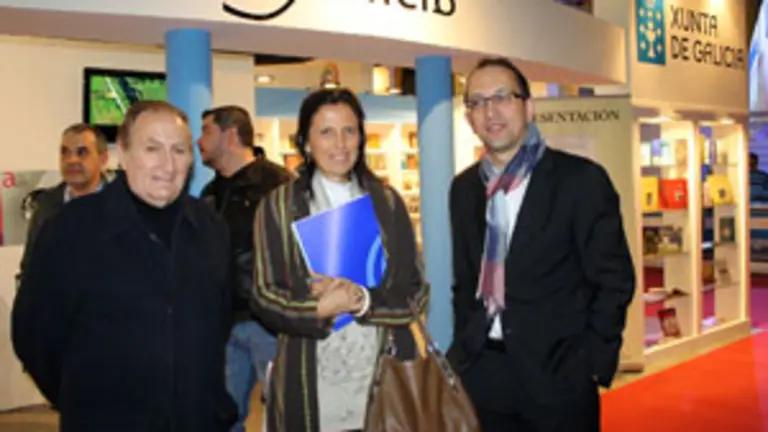 Anxo Lorenzo en la Feria junto a los escritores Claudia Pi&ntilde;eiro y Antonio Requeni. 