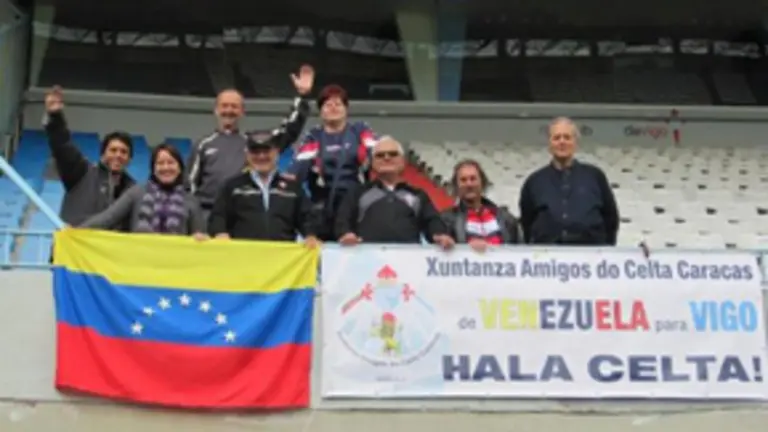  El grupo de la Pe&ntilde;a Xuntanza de Caracas, con su bandera y pancarta en Bala&iacute;dos.