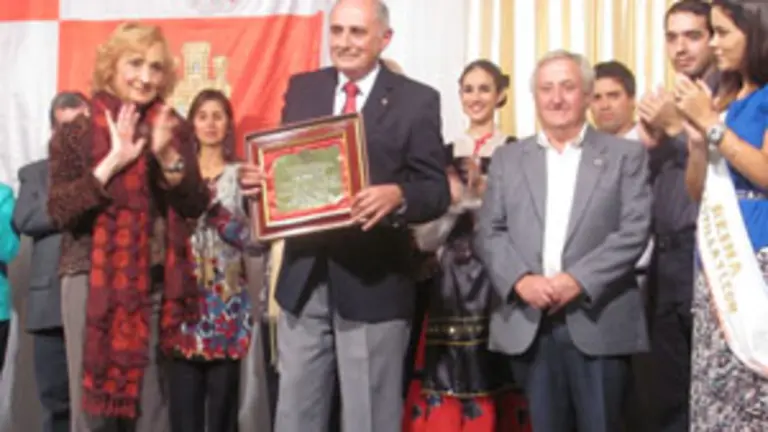  Nancy Santiago y Fortunato Aguilera flanquean a José Pérez Pinar, tras recibir la placa de homenaje.
