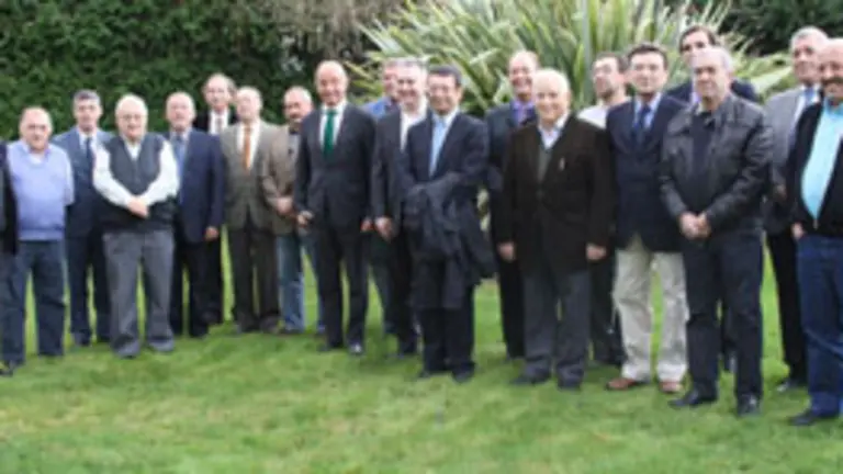  Santiago Camba, el pasado mes de diciembre, con los representantes de la Comisi&oacute;n Delegada del Consello de Comunidades, a los que dio a conocer el contenido de la Lei de Galeguidade.