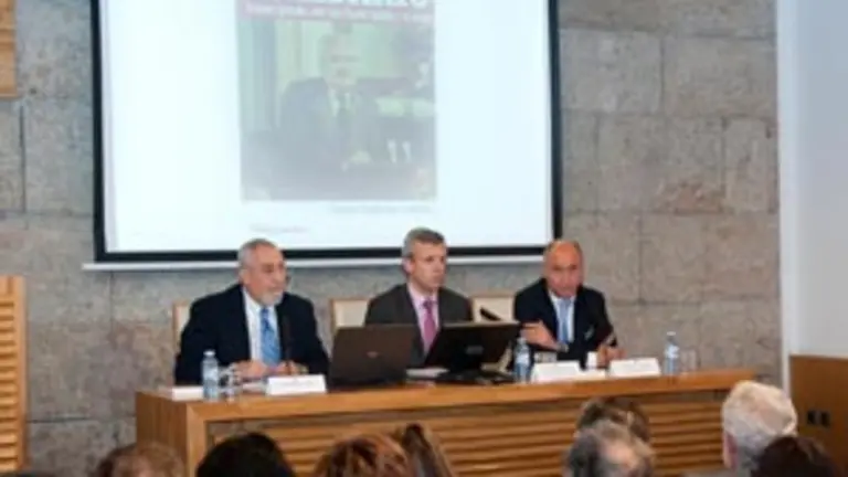  Alfonso Rueda (C), junto al secretario xeral Santiago Camba (d) y el autor del libro, durante la presentaci&oacute;n.
