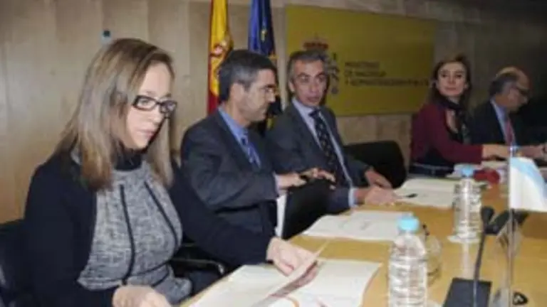  La conselleira Elena Mu&ntilde;&oacute;z &ndash;en primer t&eacute;rmino&ndash; durante una reuni&oacute;n en el Ministerio de Hacienda.