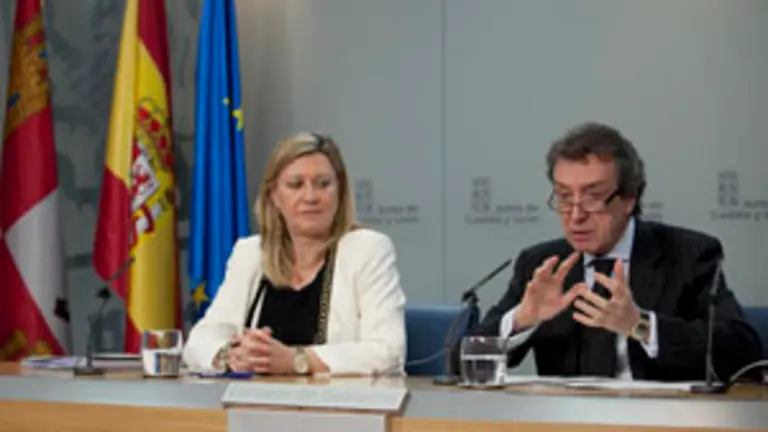  Pilar del Olmo y José Antonio de Santiago-Juárez, en la rueda de prensa posterior al Consejo de Gobierno.