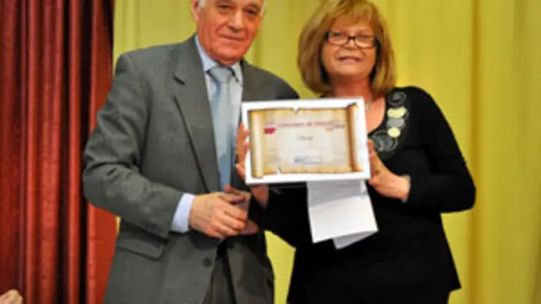 Momento de la entrega de uno de los galardones. 