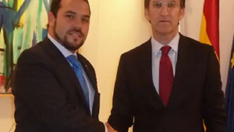  Santos Gast&oacute;n Juan y Alberto N&uacute;&ntilde;ez Feij&oacute;o, durante su encuentro.