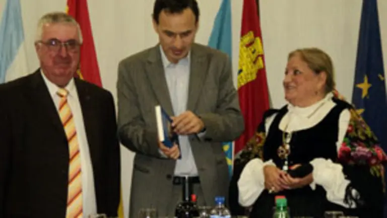  Pablo Bruera fue obsequiado con el libro ‘Corazón de cinco esquinas’.