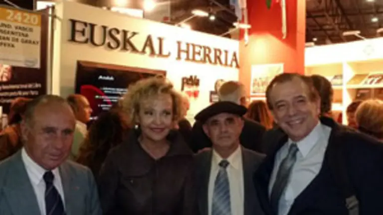  Elvira Cortajarena, con directivos de la Fundación Juan de Garay y de Feva. 