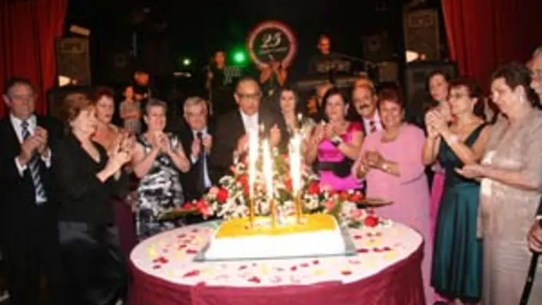 La Junta Directiva de la Asociación Amigos Icodenses en Venezuela, junto al delegado del Gobierno de Canarias, cantan el ‘cumpleaños feliz’ del XXV Aniversario de la entidad.