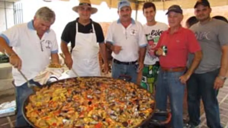  Los elaboradores de la paella: Celso Opazo Limia, de &lsquo;Urban Caf&eacute;&rsquo;; Vicente Mu&ntilde;iz Mir&oacute;n, Adriano Garc&iacute;a Fern&aacute;ndez, presidente CGPLC, Miguel &Aacute;ngel Quiroga Ramos, Francisco Mart&iacute;n Castell y Miguel &Aacute;ngel Lago Castro, tesorero y secretario de