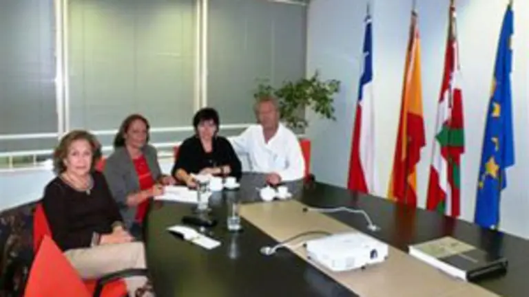 Ana Urchueguía, con la nueva directiva del Centro Vasco de Chile. 