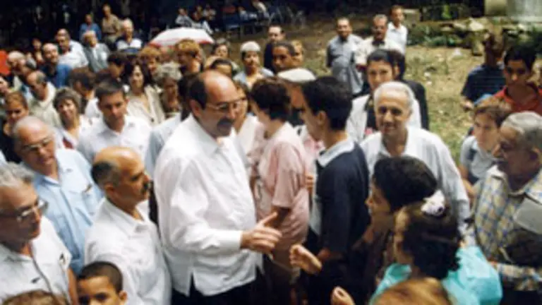 Sergio Marqu&eacute;s, con los asturianos residentes en Cuba. 