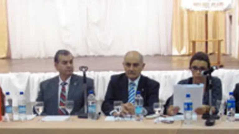 La secretaria del Centro de Castilla y León, Leticia Abbadié, leyó el orden del día de la asamblea.