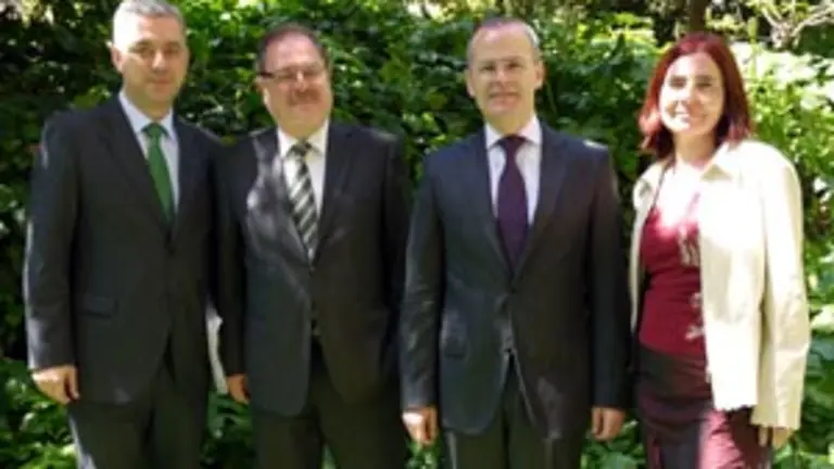 Xes&uacute;s V&aacute;zquez, junto al secretario xeral de Pol&iacute;tica Ling&uuml;&iacute;stica, Valent&iacute;n Garc&iacute;a; al decano de la Facultad de Letras de la Universitat de Barcelona, Adolfo Sotelo, y la responsable del Centro de Estudos Galegos, Mar&iacute;a Xes&uacute;s Lama. 