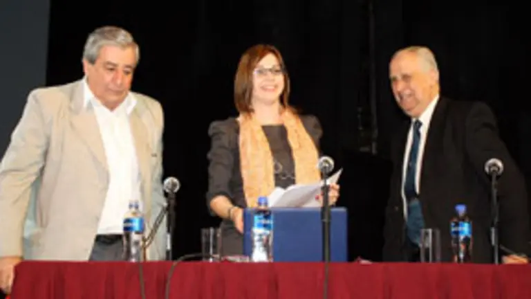  Carlos Vello, acompa&ntilde;ado por Antonio N&uacute;&ntilde;ez, entrega un diploma a Silvia Garc&iacute;a, tras su disertaci&oacute;n en la Feria del Libro