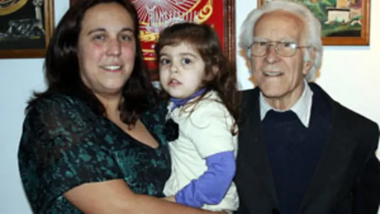 Manuel Cordeiro, junto a su hija Marina y su nieta Ernestina, en una imagen reciente. 
