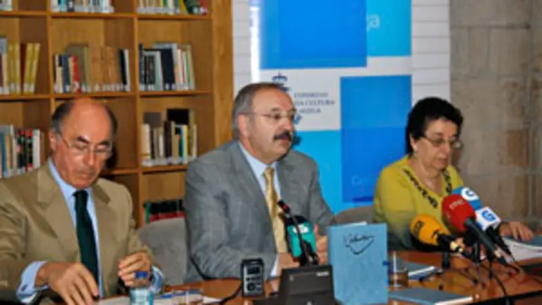 De izda. a dcha., Alfonso Paz-Andrade, Ram&oacute;n Villares y Rosario Álvarez, durante la presentaci&oacute;n.