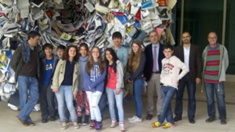 Valent&iacute;n Garc&iacute;a, con los alumnos del instituto Ca&ntilde;ada Blanch de Londres.