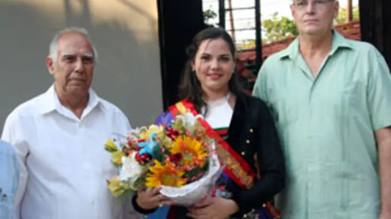 Rabanillo –a la izda.–, acompañado de Beatriz García y el presidente de la sociedad de Burgos.