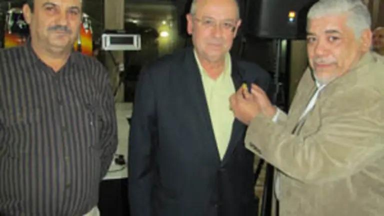  Manuel Sinde, ex presiente del CGPLC, impone el &lsquo;Bot&oacute;n de Oro&rsquo; de la entidad a Manuel Luis Rodr&iacute;guez, consejero de Empleo y Seguridad Social, en presencia de Adriano Garc&iacute;a, presidente del CGPLC.