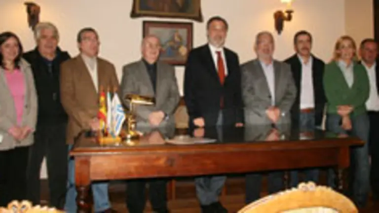  El embajador, Roberto Varela, con integrantes del Centro Gallego.