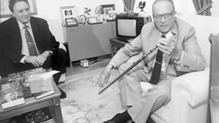  Manuel Antes Fraga foi recibido polo ent&oacute;n presidente da Xunta, Manuel Fraga, no seu despacho.