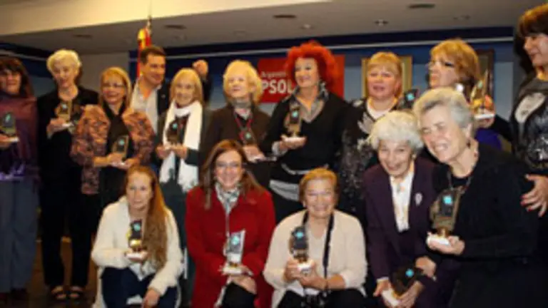 Las distinguidas posan para la foto junto a directivos del Centro Cultural y del PSOE Buenos Aires.