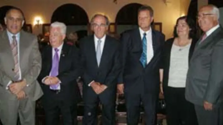  Jacinto Pérez Acosta, delegado del Gobierno canario; Luis Guillermo Pilonieta, presidente del Instituto Venezolano de la Cultura Hispánica; Juan Serrat, embajador de España; José Miguel Pérez Galindo, presidente HCV; Guillermina Hernández, exv