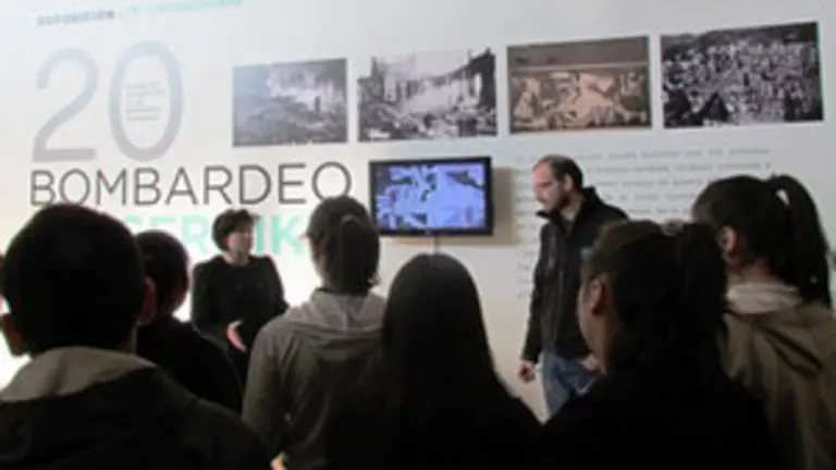 Ana Urchueguía explica la muestra a los alumnos. 