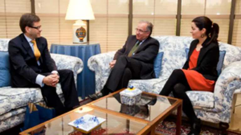 Markku Keinänen, Guillermo Echenique y Ainhoa Alday, durante el encuentro. 