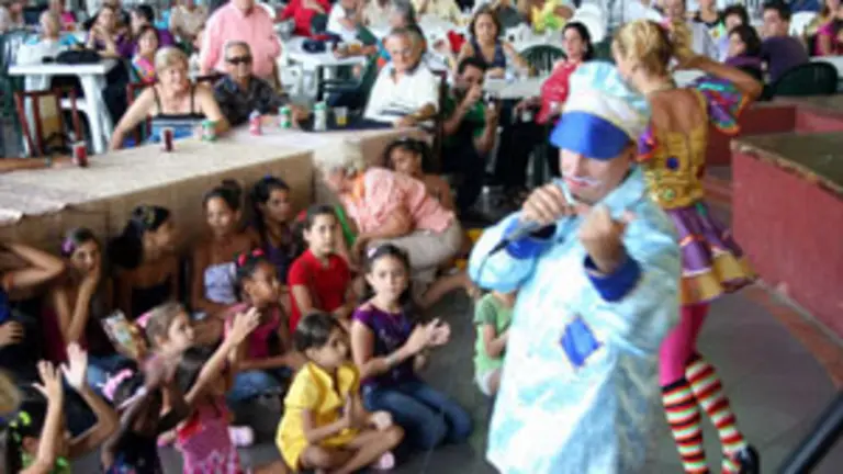  Los payasos hicieron el deleite de los ni&ntilde;os
