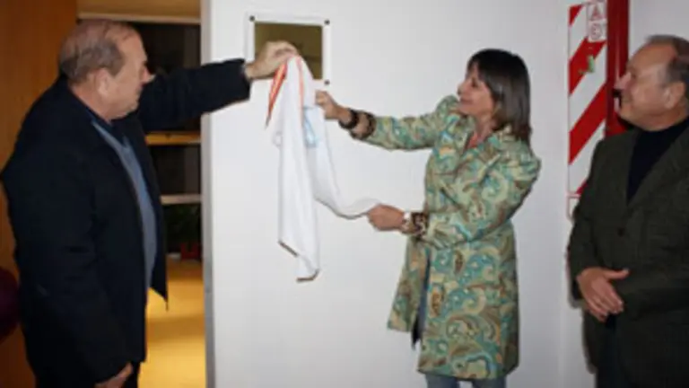  Julia Hernando, junto a Carlos y Daniel Alvaro, descubren la placa que el nombre de Laurentino Alvaro a la Biblioteca del Centro Burgalés de Buenos Aires.