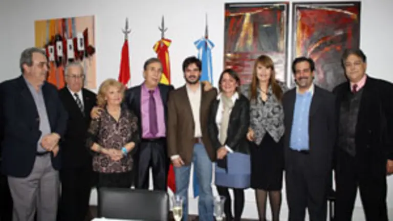 Celebración Día Madrid y Fiesta Patronales de San Isidro en el Centro de Madrileños de Argentina. Directivos de la entidad posan junto al consejero de Educación de la Embajada de España y la presidenta de la Federación de Sociedades Castellana
