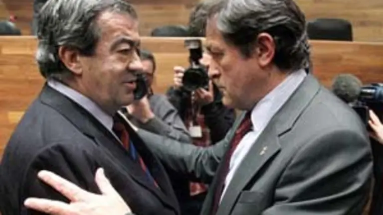 Javier Fern&aacute;ndez saluda a Francisco &Aacute;lvarez-Cascos, su antecesor en el cargo. 