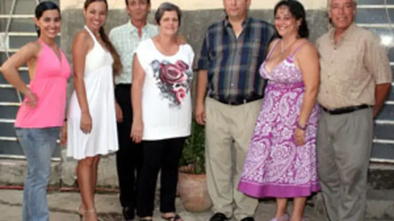 Ariel Tejero Su&aacute;rez &ndash;tercero por la derecha&ndash;, nuevo presidente de la sociedad.