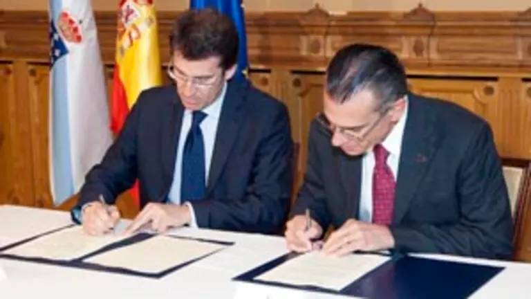 N&uacute;&ntilde;ez Feij&oacute;o y Juan Jos&eacute; Su&aacute;rez Coppel, durante la firma del acuerdo. 