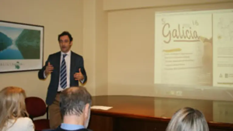 Javier Aguilera, en un momento de su intervenci&oacute;n en AEGU.