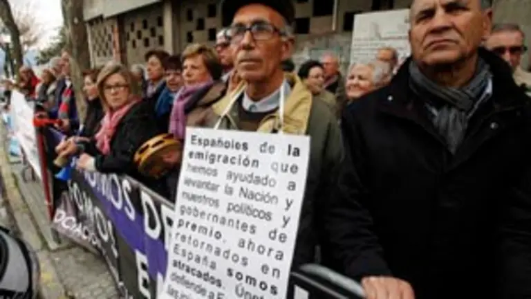 Manifestacion de emigrantes frente al parlamento.