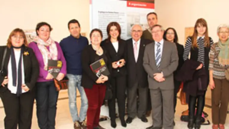 En el centro, Lamela, García, Areces y Jiménez con alumnos de gallego