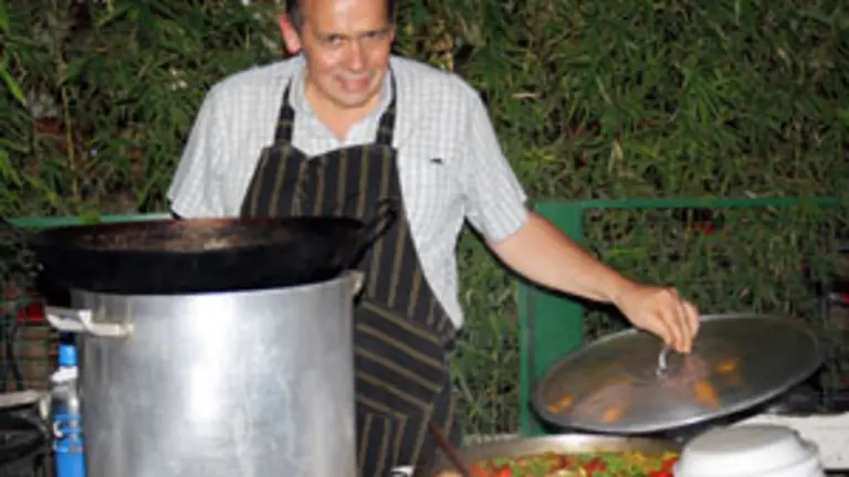 Fiesta Corcubión Ameijeira haciendo paellla