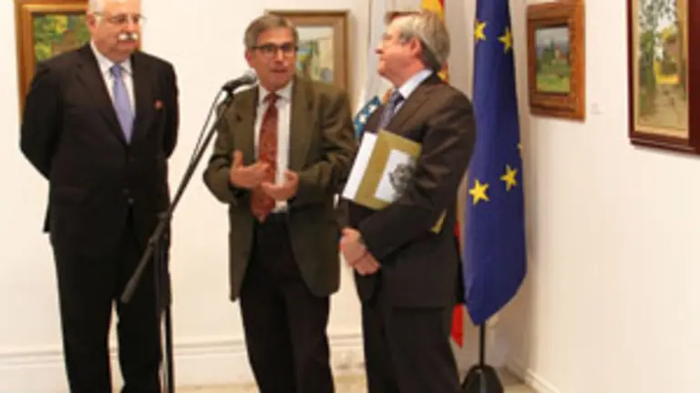 Cabrera, Ortiz y Jiménez  en el acto de inauguración con una marina en primer plano