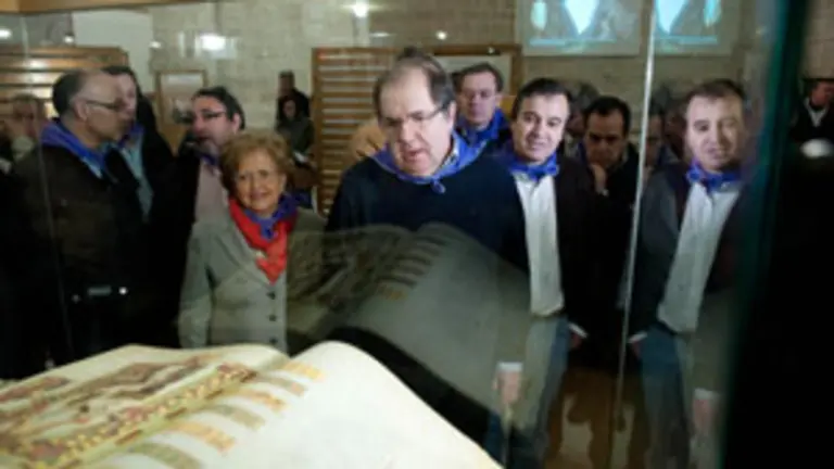 El presidente de la Junta de Castilla y León, Juan Vicente Herrera, visita la exposición "Tierra de Comunidades" que con motivo de la fiesta de la Comunidad de Castilla y León se puede ver en la Casa de Cultura de Villalar de los Comuneros